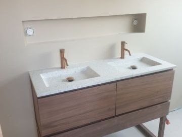 Petit aperçu de la rénovation d'une maison, salle de bain double douche, faïence Zellige vert pour la douche XXL.
#julienlescot, #breizhcarrelage