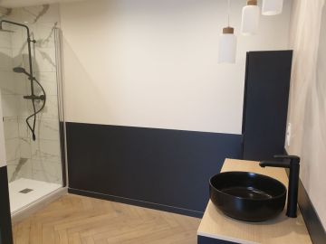 Voici une nouvelle salle de bain. L'oeuvre de toute une équipe 🙂