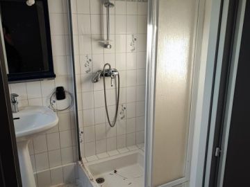 Relooking de la salle d'eau:
Avant et après les travaux. #breizhplomberie  #breizhcarrelage